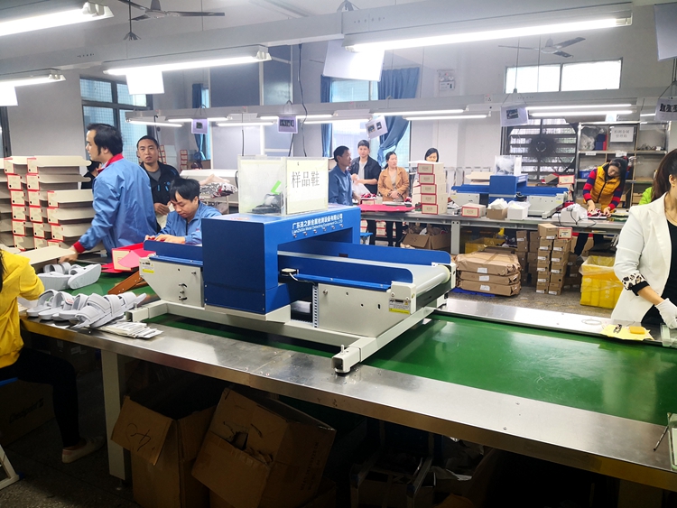 厚街溪头某诚鞋厂使用连之新流水线上检针机现场