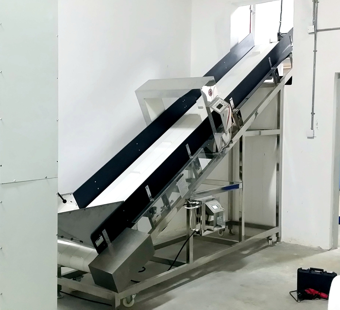 美资五百强企业某百惠破碎机前大型上料金属检测机使用案例