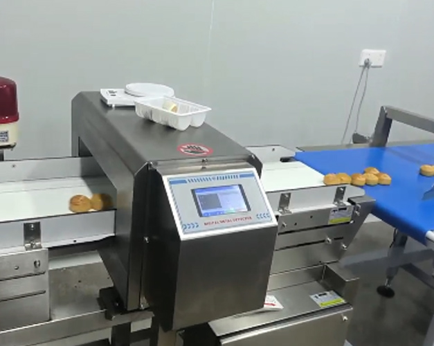月饼饼类金属检测机对接理料线，客户使用现场
